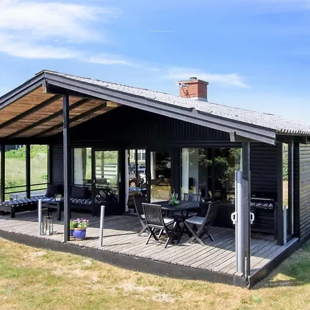 Tulir - 300m From The Sea By Interhome